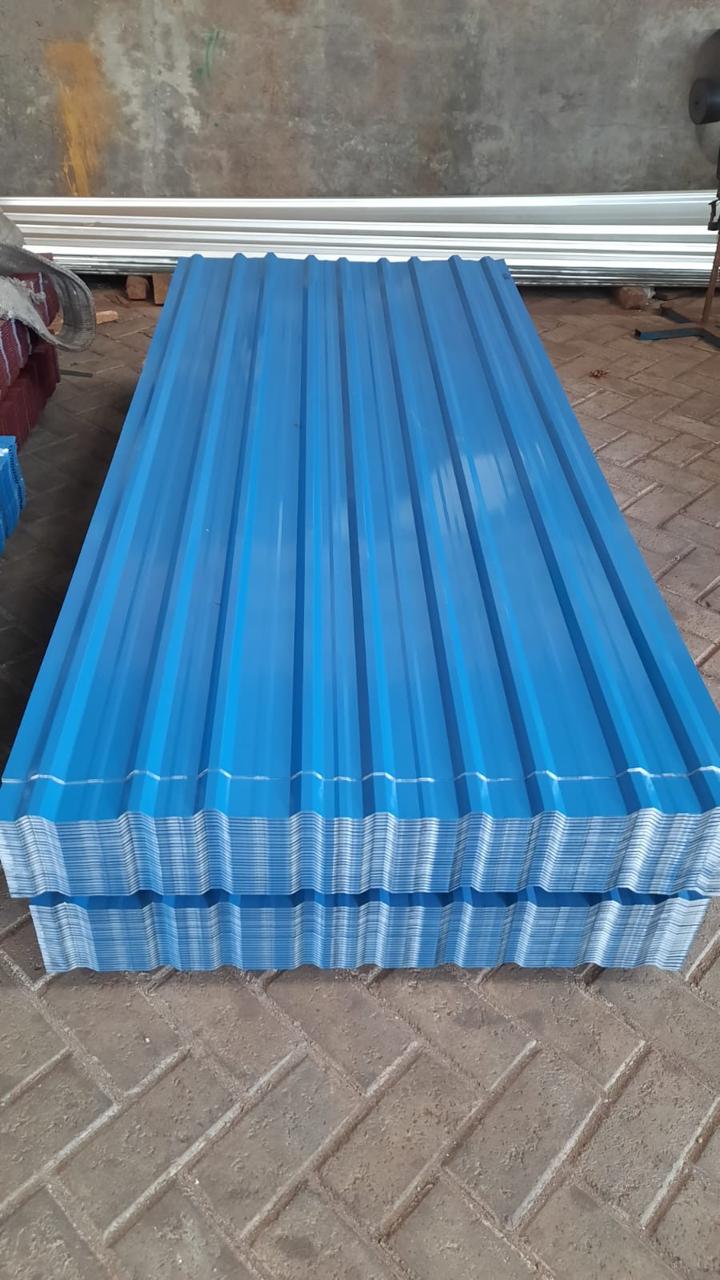 Tumpukan atap biru produk jadi siap kirim