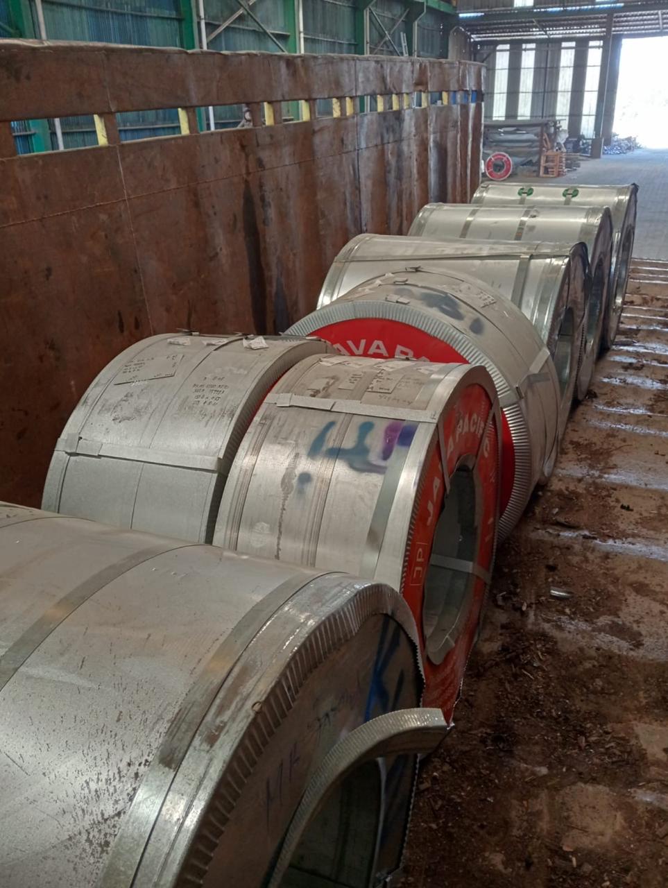 Deretan coil galvalum di gudang MR Maklon